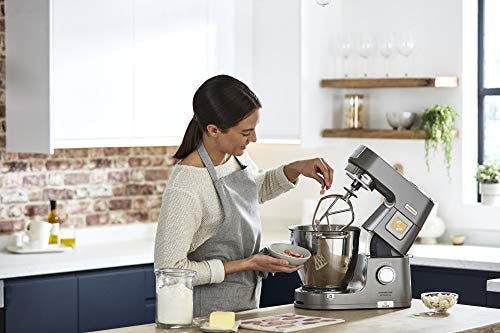 Kenwood Titanium Chef Patissier XL KWL90.034SI – Küchenmaschine mit integrierter Waage &amp; 7 L Rührschüssel mit Wärmefunktion, 1400 Watt, inkl. 4-teiligem Patisserie-Set, silber 1