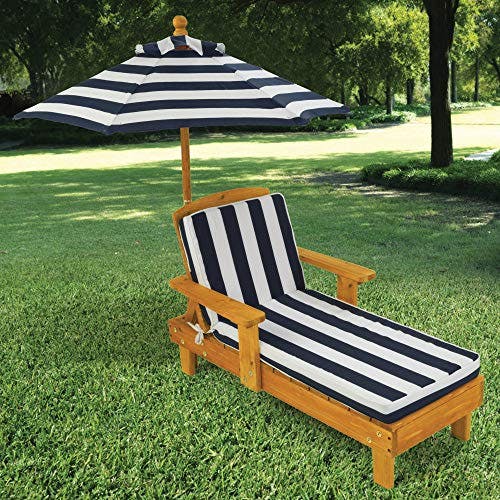 KidKraft Outdoor Liegestuhl mit Sonnenschirm für Kinder, Sonnenliege mit Kissen Weiß Marineblau gestreift, Gartenmöbel aus Holz für Kinder, 00105 1