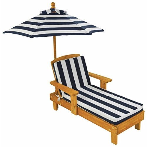 KidKraft Outdoor Liegestuhl mit Sonnenschirm für Kinder, Sonnenliege mit Kissen Weiß Marineblau gestreift, Gartenmöbel aus Holz für Kinder, 00105 2