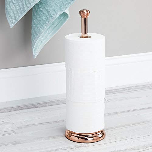 mDesign Toilettenpapierhalter freistehend – klassischer Papierrollenhalter fürs Badezimmer – Klopapierhalter mit Halterung für 3 Reserverollen – rotgold 0